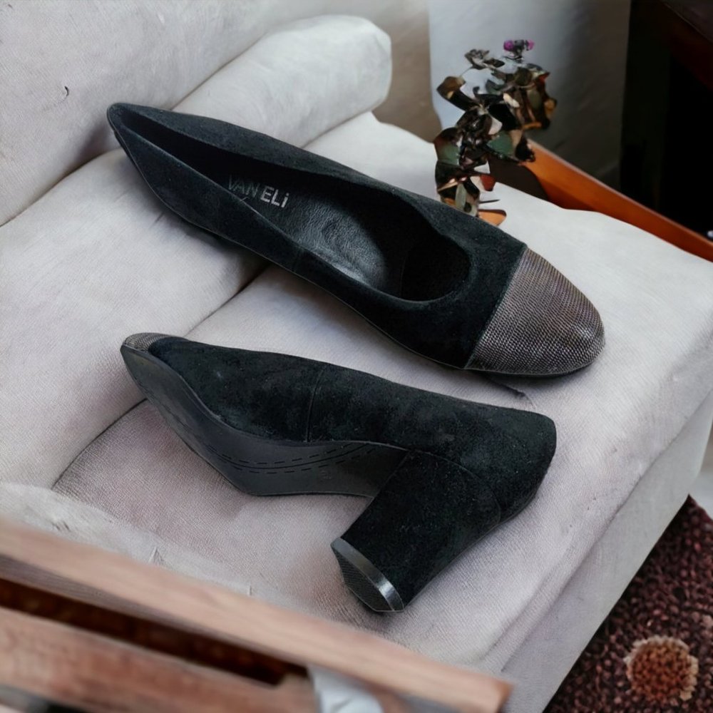 VANELI Soft Suede upper and Metal Chainlink Cap Toe  Womans 8M